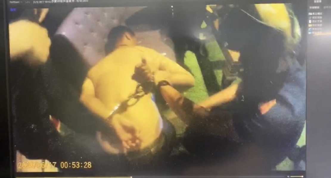 ▲酒後三太子上身起乩　員警喝斥「退駕」壓制上銬(圖/ 警方提供)