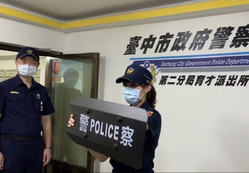 ▲第二警分局示範員警如砢持臂盾壓制起乩的周男(圖/