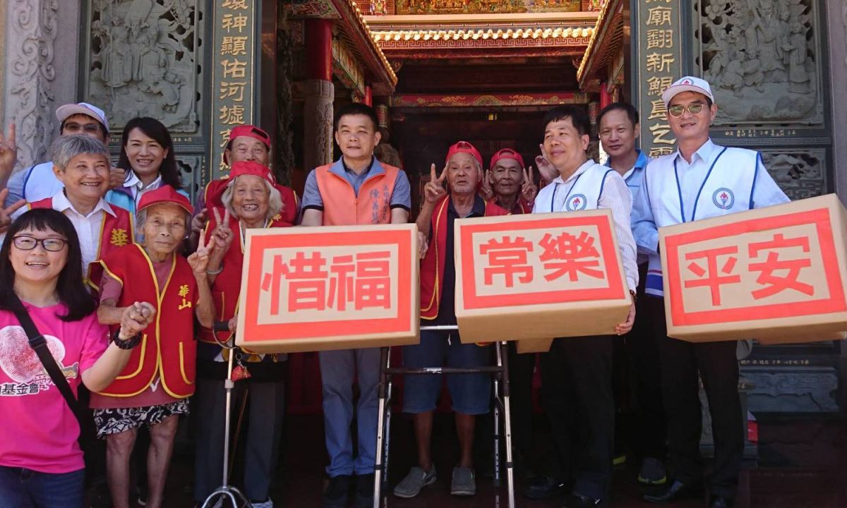 ▲台灣中油公司煉製事業部高雄廠廠長楊進國(前排右2)到右昌三山國王府為長輩祈福。(圖／記者黃守作攝，2020.06.17)