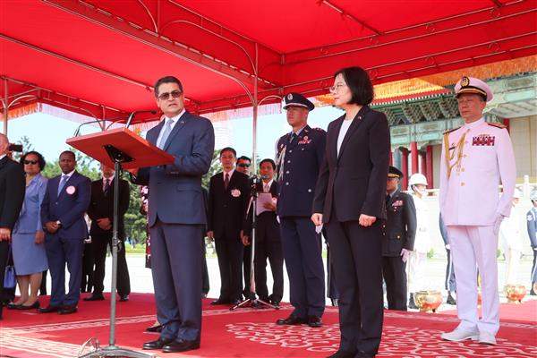 ▲2016年10月，宏都拉斯總統葉南德茲(Juan Orlando Hernández Alvarado)來台接受軍禮歡迎。（圖／總統府）