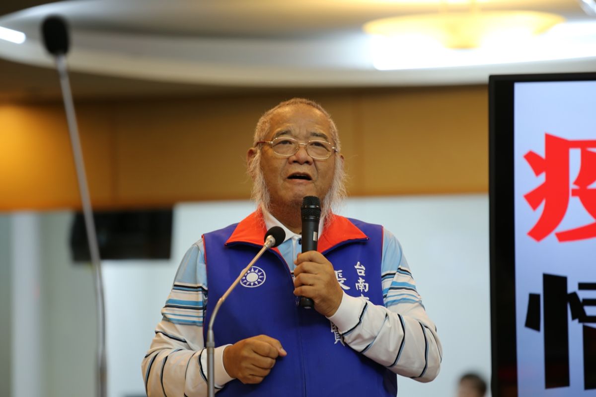 ▲國民黨議員張世賢痛批三倍券「吹牛」，實質是二倍券。（圖／台南市議會提供）