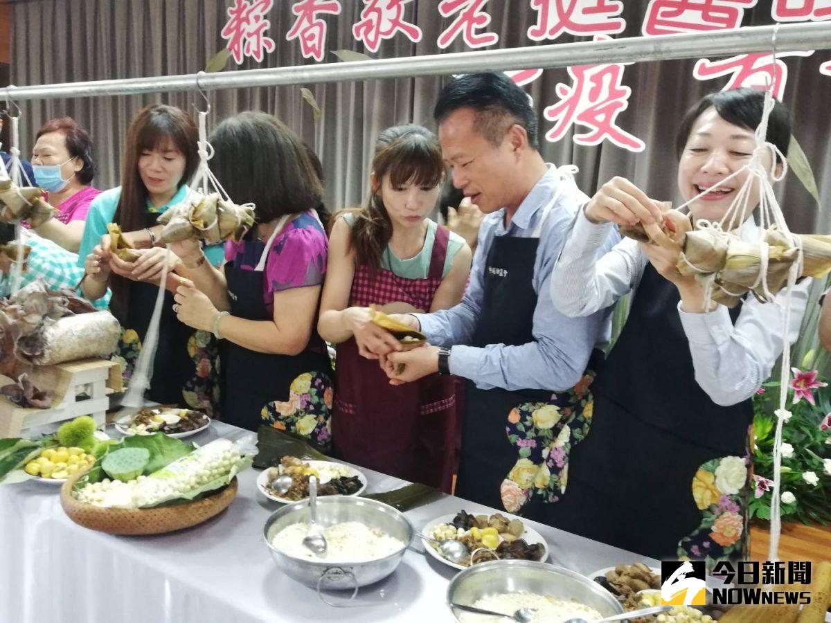 ▲端午包粽敬老挺醫護，縣長翁章梁、中埔鄉長李碧菁、縣農會總幹事黃貞瑜、中埔鄉農會總幹事李碧雲等親手包粽表心意。（圖/記者邱嘉琪攝，2020.06.17）
