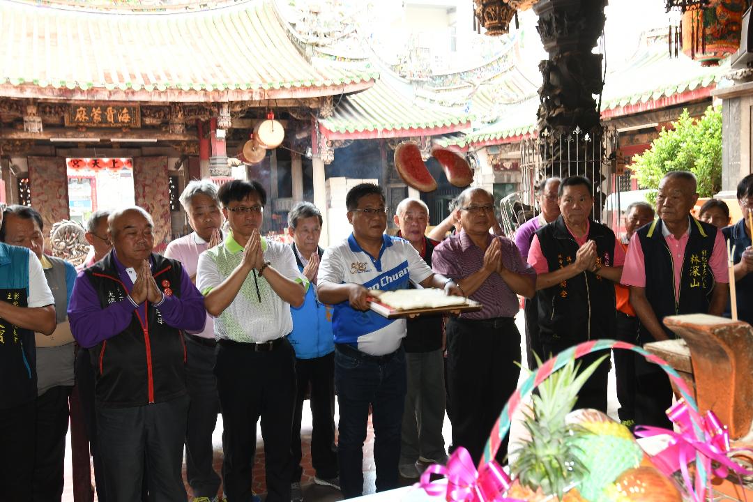 ▲彰化市南瑤宮管理人林世賢、進香大總理林金鐘等人向媽祖擲筊請示後，確定國曆8月7日到8月9日前往笨港，進行3天2夜遶境進香。（圖／記者葉靜美攝，2020.06.17）