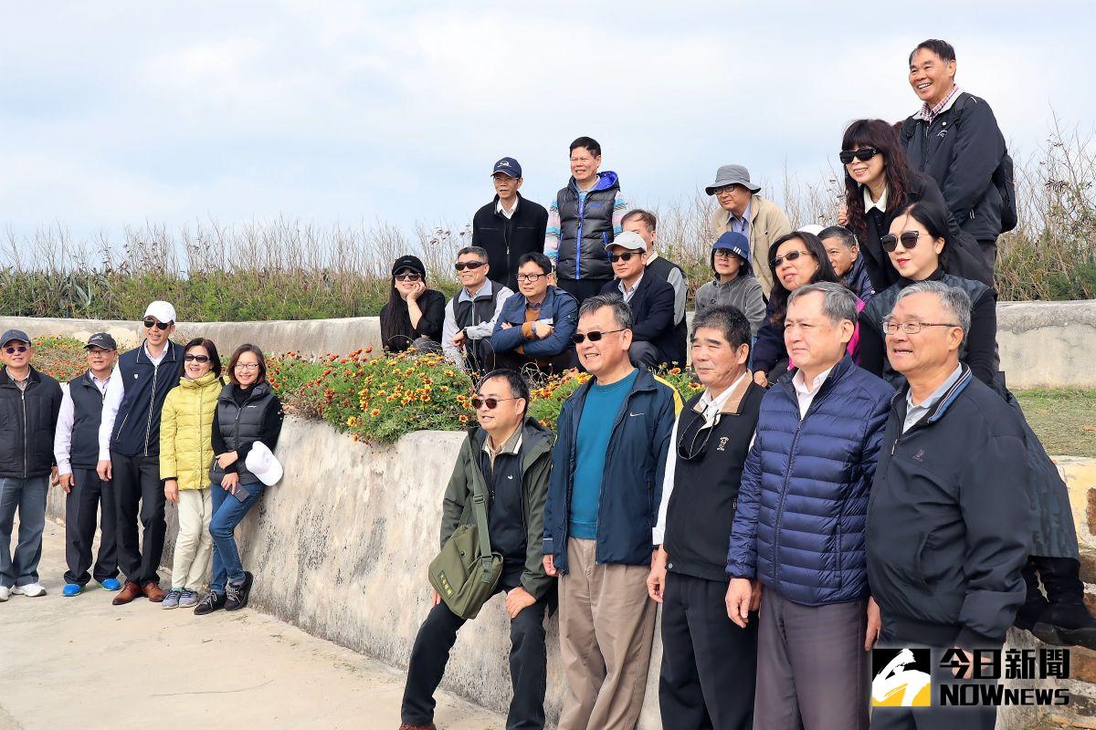 ▲澎湖縣政府17日發布部分一級主管人事異動，因社會處長陳賜豐屆齡退休，將由車船處長陳寶緞接任社會處長，而臺北辦公室主任陳其育則接任行政處長，工務處副處長薛文堂調升處長。（圖／記者張塵攝，2020.06.17）