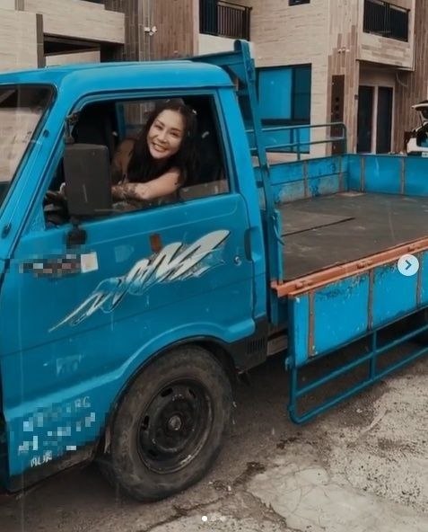 ▲坐在貨車的駕駛座熟練地倒車。(圖/梁云菲IG)