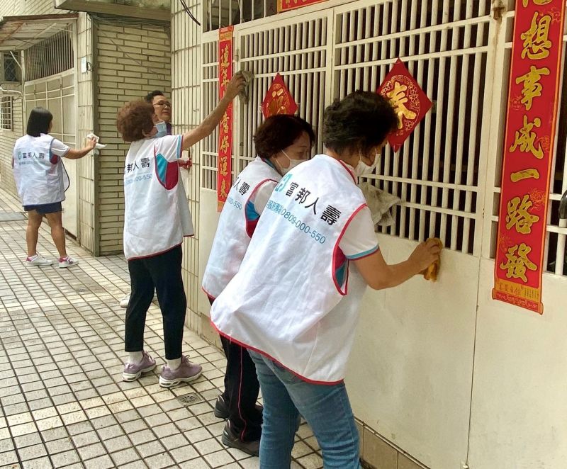 ▲富邦人壽化身社區防疫大使,前進全台社區消毒防疫。(圖/資料照片)