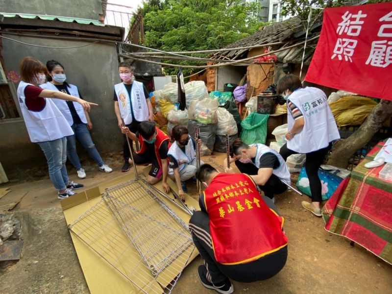 ▲富邦人壽與華山基金會志工聯手前往社區長輩家中防疫大掃除。(圖/資料照片)