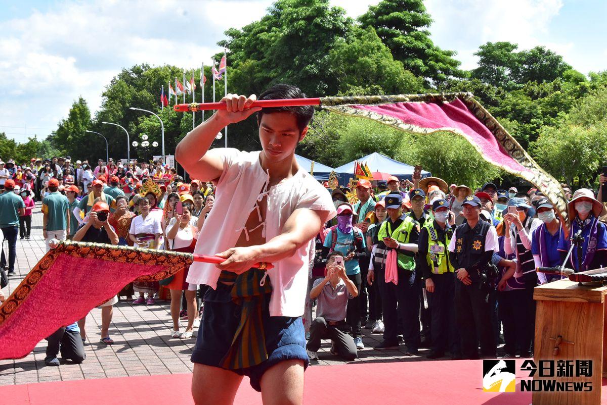 ▲泰國學生唐納米表演泰北刀舞歡迎大甲媽祖及埤頭合興宮炸彈媽祖。（圖／記者陳雅芳攝，2020.06.17）