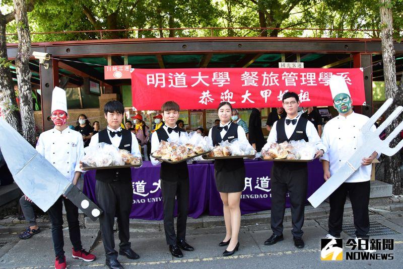 ▲學生發揮繪畫天分結合餐旅專業,裝扮廚師版千里眼順風耳。(圖/記者陳雅芳攝,2020.06.17)
