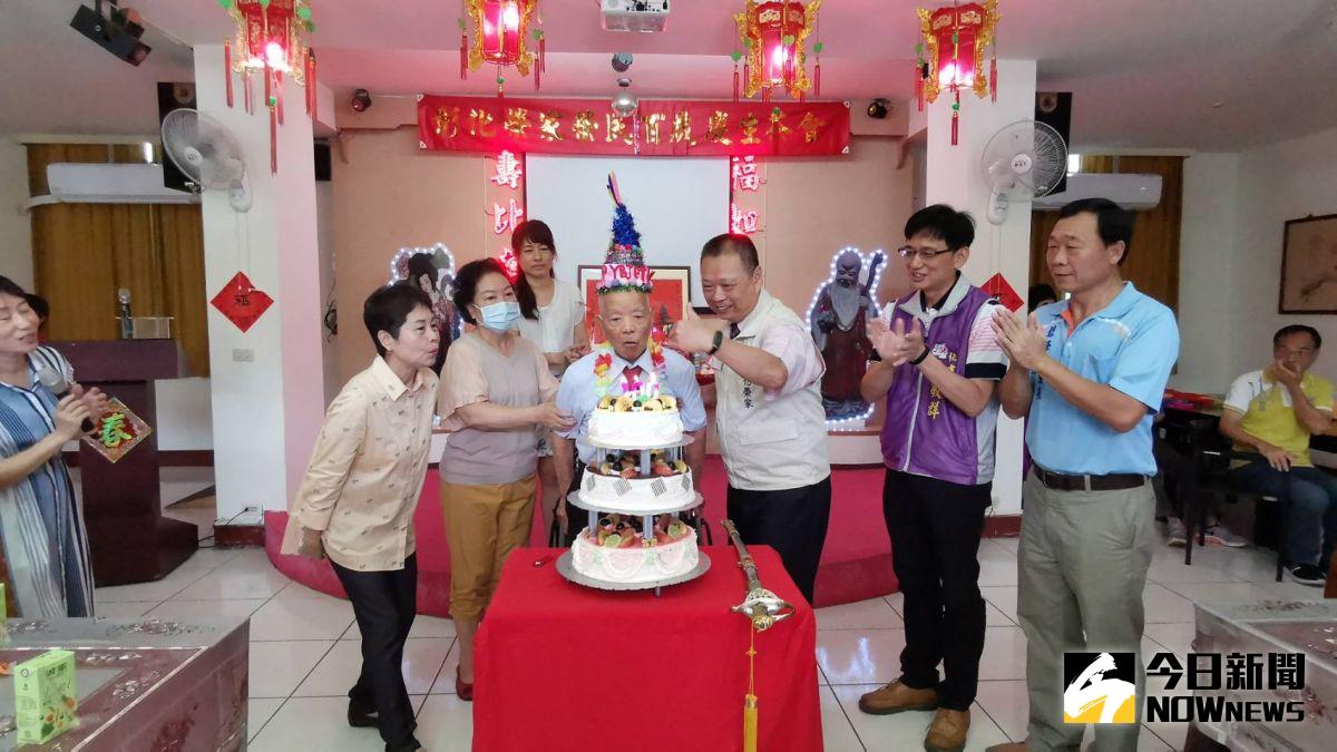 ▲彰化榮家為榮民邢管蓀辦理百歲慶生會，大家齊唱生日快樂歌，恭祝邢伯伯福如東海、壽比南山，現場洋溢溫馨快樂氣氛。（圖／記者陳雅芳攝，2020.06.17）