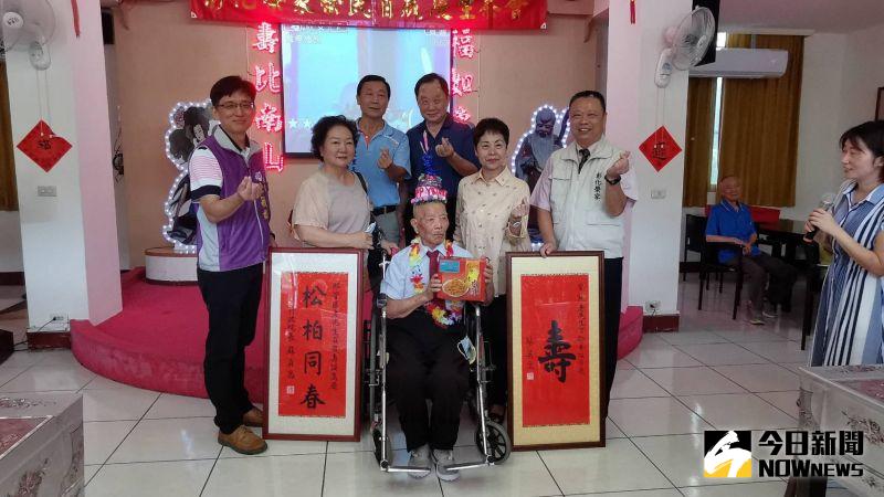 ▲壽辰活動由家主任史浩誠代表蔡總統、行政院蘇院長及輔導會馮世寬主任委員頒贈壽屏及金壽桃項鍊。(圖/記者陳雅芳攝,2020.06.17)