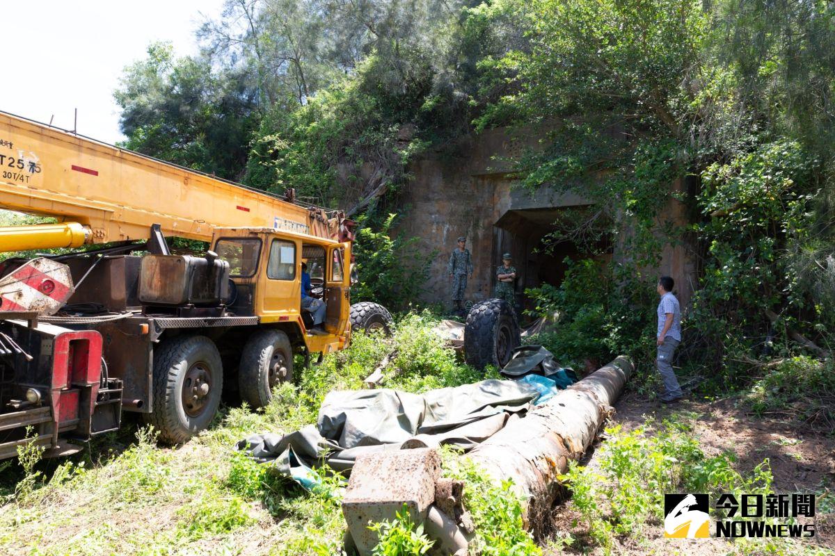 ▲240榴砲的砲管與運輸車，今天下午進行撥交，觀光處未來將進行陳展。（金門縣議員董森堡服務處提供）