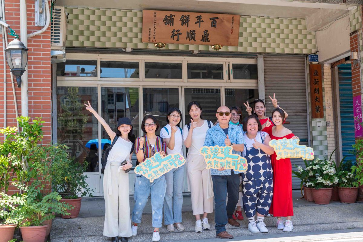 ▲《我的婆婆》劇組回宜蘭拍攝場景的百年餅舖合照。（圖 / 公視提供）