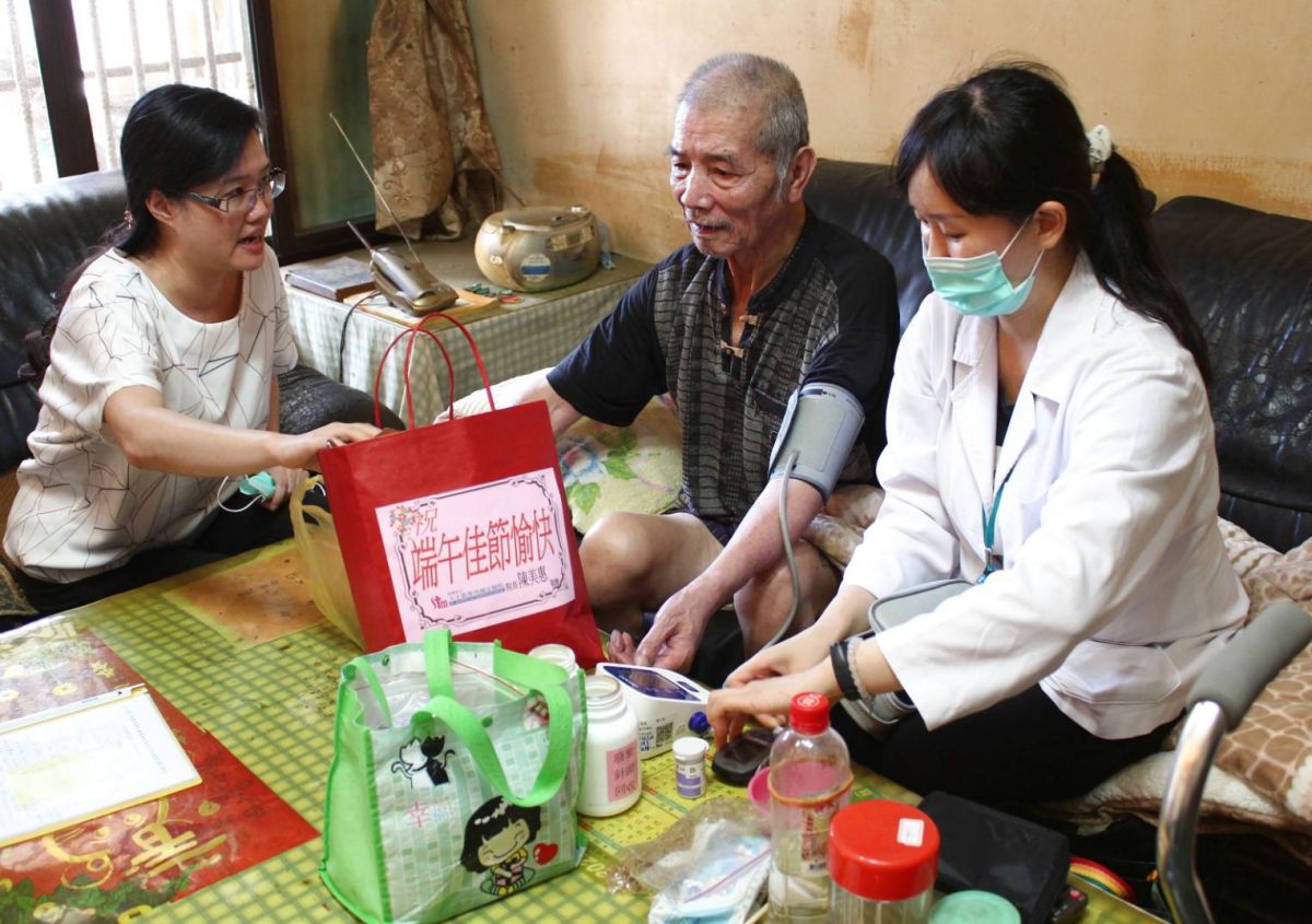▲院方社區醫療部準備應景的禮品祝賀長輩佳節愉快。〔圖／聖馬爾定醫院提供2020.06.17〕