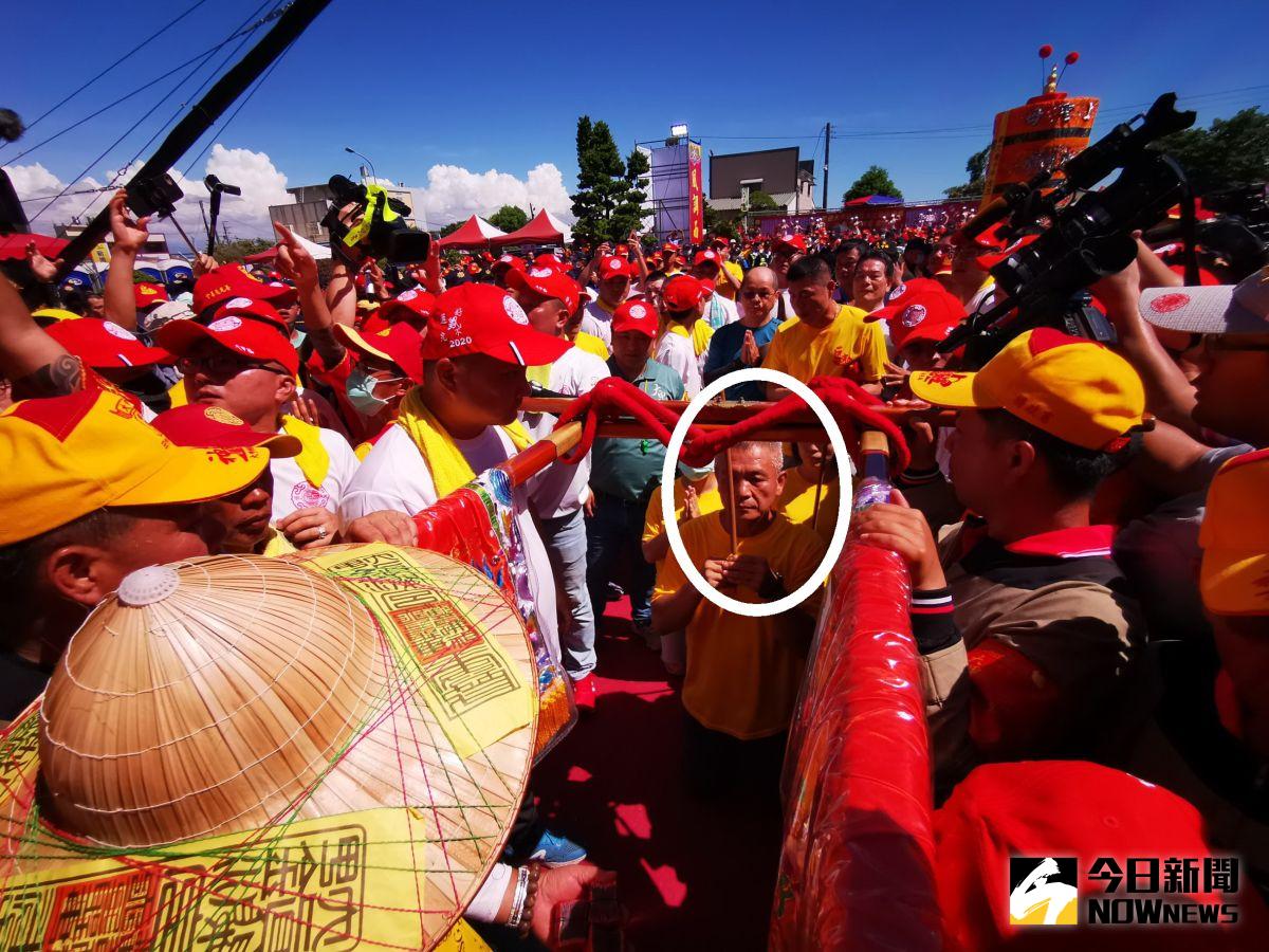 ▲謝惠仁扶著媽祖鑾轎進入神壇前停駕，謝惠仁轎前跪拜獻花、獻果、獻財帛。（圖／記者陳雅芳攝，2020.06.17）