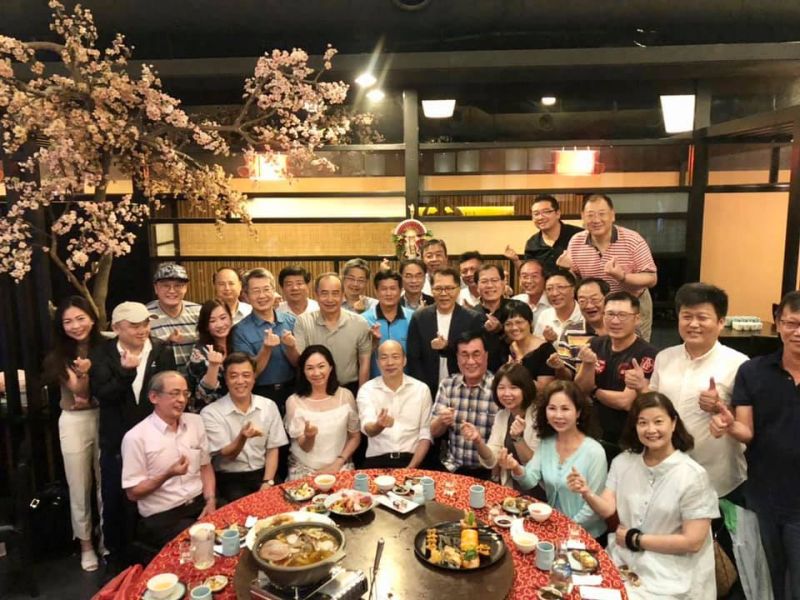 ▲前高雄市新聞局長爆料,跟韓國瑜吃飯、喝酒時,他是地球上最有趣的人。(圖/翻攝自王淺秋臉書)