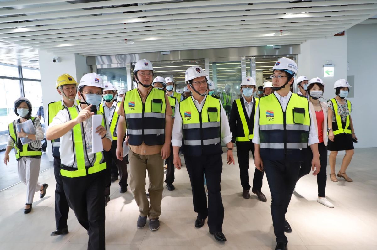 ▲交通部長林佳龍（前排右二）表示，交通部已協調北北基市政府，基隆輕軌將可望連接南港站。（圖／翻攝自林佳龍臉書）