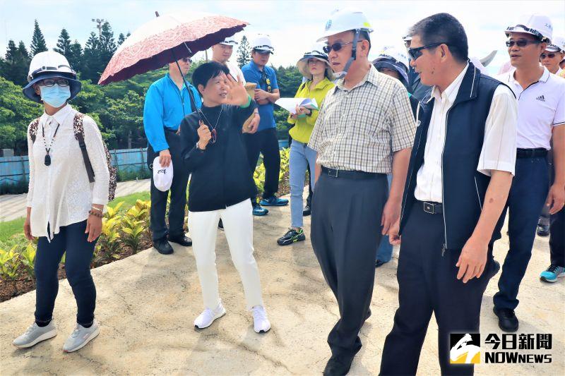 ▲賴峰偉縣長為提振澎湖本地的經濟,與議長劉陳昭玲等人達成共識,將全面發放每位縣民500元現金消費券。(圖/記者張塵攝,2020.06.18)