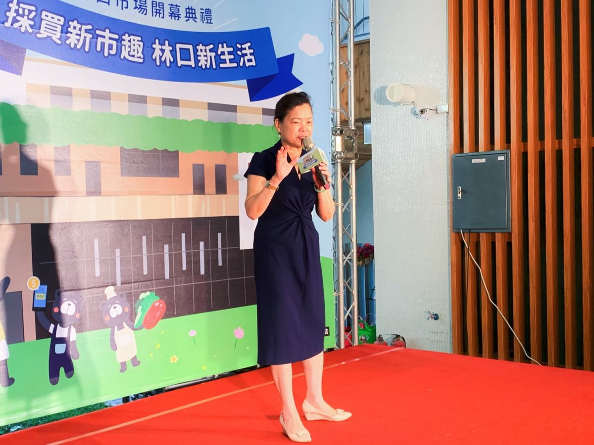 ▲王美花面對媒體提問「現在要跟你說部長早嗎？」只拱手笑答「沒有沒有」，強調今天是來視察市場。（圖／記者宋原彰攝，2020.06.18）