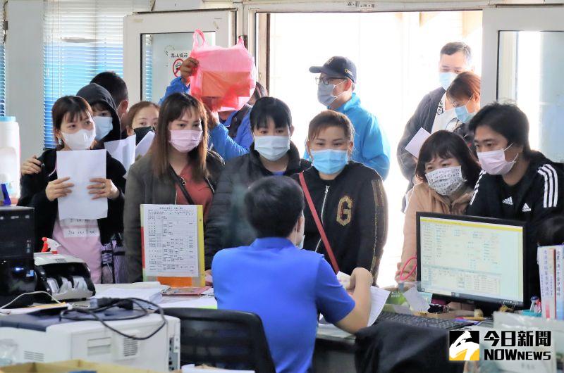 ▲縣府目前初步規劃由戶政事務所製作禮金發放名冊,再委由社會處以敬老禮金發放模式統籌辦理,由村(里)長、村(里)幹事協同勤區員警發放。(圖/記者張塵攝,2020.06.18)