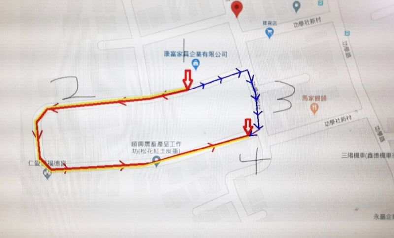 ▲紅色路線為羅男駕車逃逸路線;警方兵分二路一員跟隨羅男逃逸路線,另一員從藍色路線包夾。(圖/中壢分局提供)