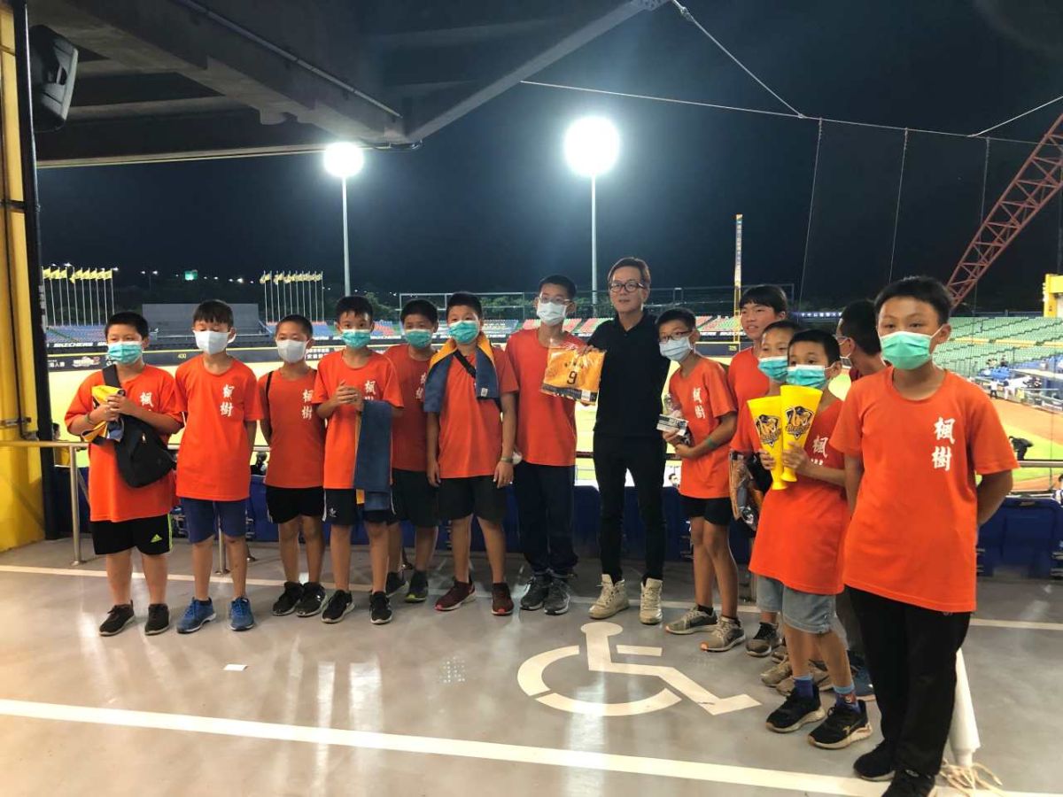 ▲弘煜科技董座洪而立致贈少棒隊員中職秘書長之簽名球留念 (圖片來源：野球TV頻道)