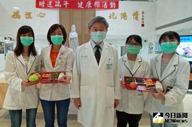 ▲中國醫藥大學北港分院營養師教大家如何健康吃粽。(圖/記者洪佳伶攝,2020.06.18)