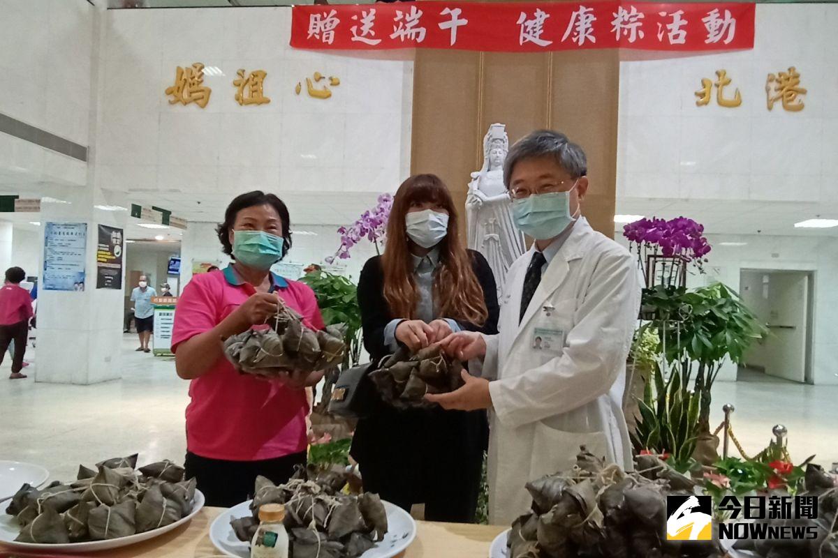 ▲
地方鄉親準備1200顆端午粽送給中國醫藥大學北港分院。（圖／記者洪佳伶攝,2020.06.18）