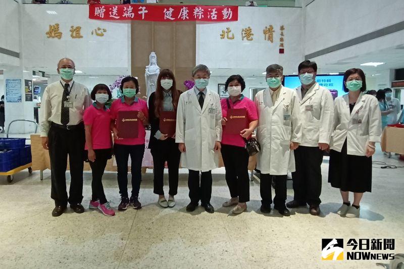 ▲中國醫藥大學北港分院院長吳錫金致贈感謝狀。(圖/記者洪佳伶攝,2020.06.18)