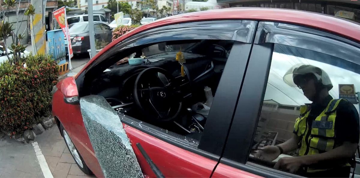 ▲炙熱中午男童反鎖車內　員警破窗即刻救援( 圖/警方提供)