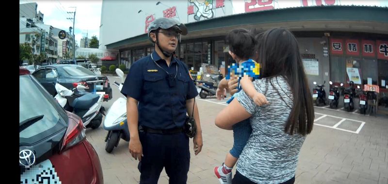 ▲趙姓媽媽抱出兒子,再三向前來救援的員警道謝(圖/警方提供)