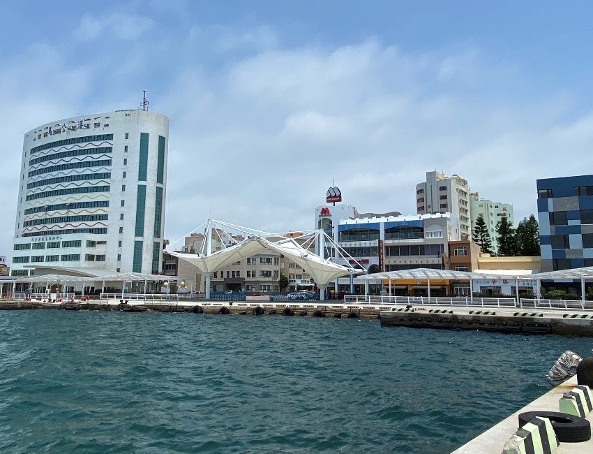 ▲台灣港務公司高雄港務分公司改造澎湖馬公商港的意象大門及登船廊道業已完工啟用，以提供更優質的服務。(圖／高雄港務分公司提供)
