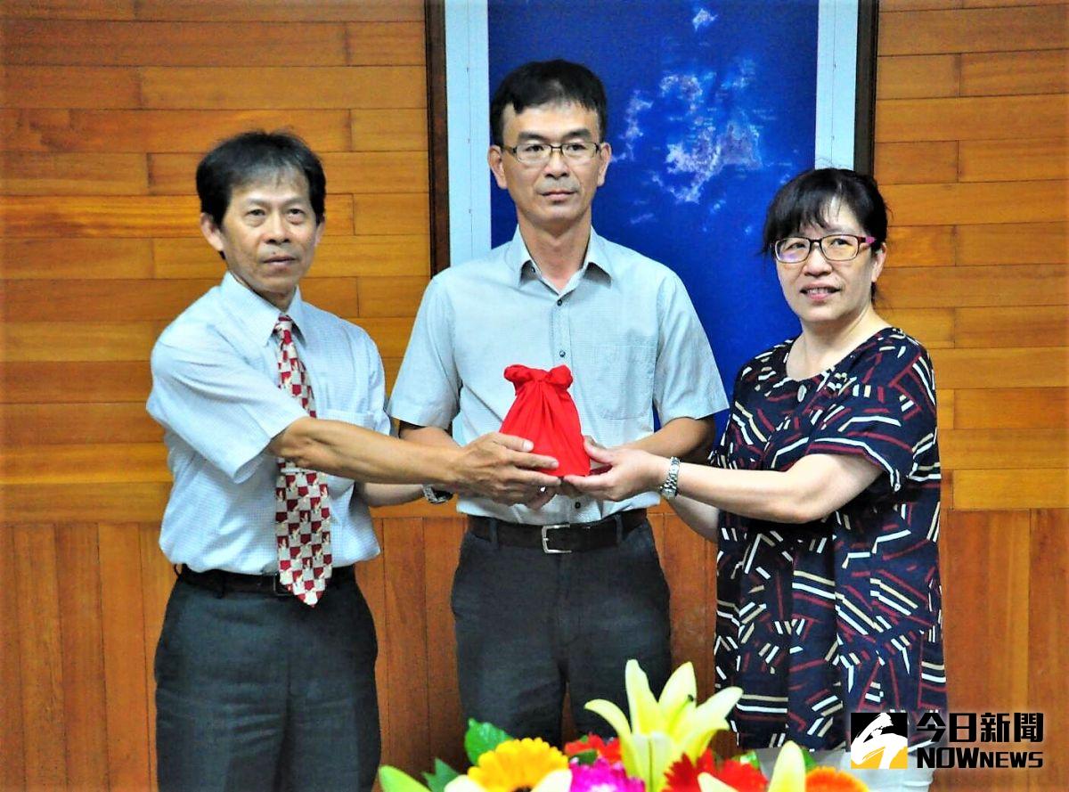 ▲澎湖縣家畜疾病防治所長郭仁政擔任26年的所長之後，將棒子教給同樣是獸醫的股長吳靜芷，可能創下台灣地方自治史上的一項新紀錄。（圖／記者張塵攝，2020.06.18）