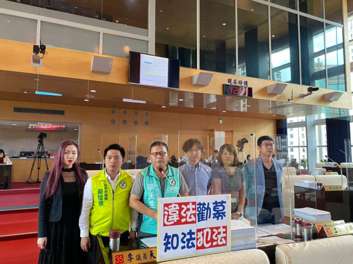 ▲議員指出，民政局向宮廟進行勸募國中小學校教室裝設冷氣，公然違反「公益勸募條例」規定。(圖／柳榮俊攝2020.6.18)