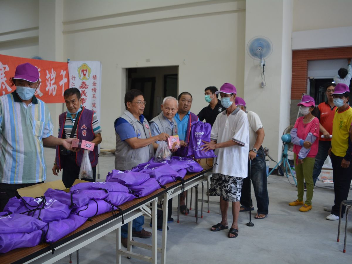 ▲人安基金會嘉義平安站與嘉邑城隍廟發贈端午物資。（圖／記者郭政隆攝影2020.6.18）
