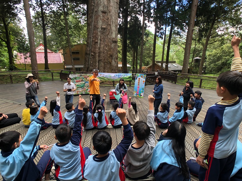 ▲林務局政風室陳雯華主任先向學童們說明廉政的重要性。(圖／林鐵及文資處提供）