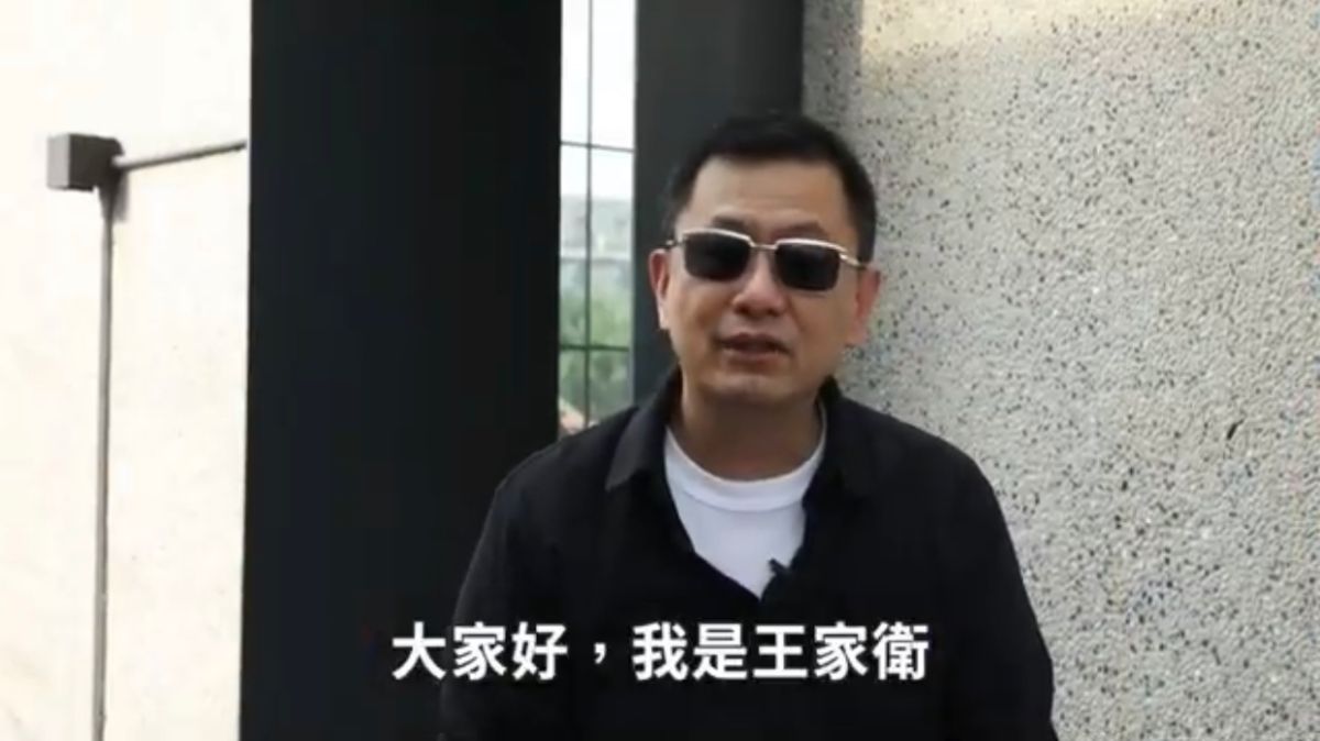 ▲國際知名的導演王家衛（如圖），遭爆對《繁花》的工作人員諷刺女主角之一唐嫣「很裝」，風波尚未平息，「向太」陳嵐也在直播裡罵他，說他沒有美術＆剪輯張叔平，就是個屁。（圖／摘自CATCHPLAY）