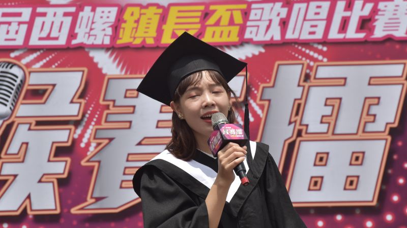 ▲上屆冠軍得主廖翊貝現場深情獻唱。(圖/記者郭春輝攝,2020.06.18)