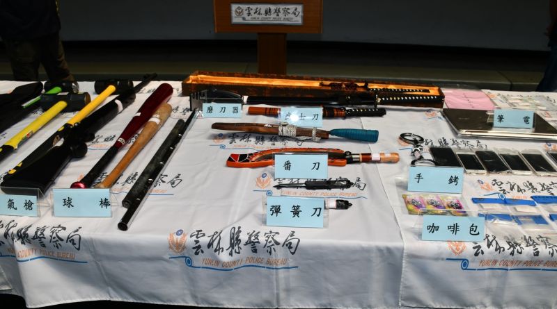 ▲檢調查扣防彈衣、武士刀、番刀、棍棒、彈簧刀、大榔頭、安非他命、毒咖啡包、空氣長槍、行動電話、筆電等贓證物。(圖/記者蘇榮泉攝,2020.06.18)