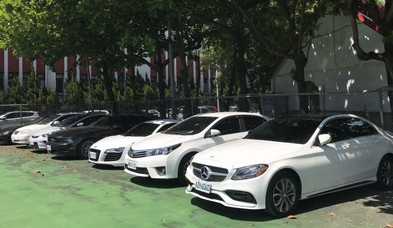 ▲查扣自小客車7部有奧迪R8、賓士、BMW、福特野馬等交通工具。(圖/記者蘇榮泉攝,2020.06.18)