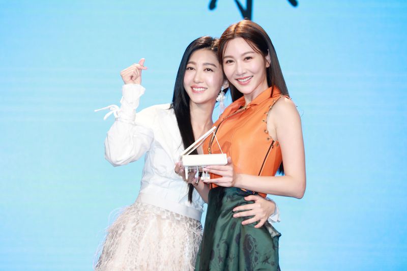 ▲王晴(左)與曾婉婷交情非常好。(圖/愛秀演藝提供)