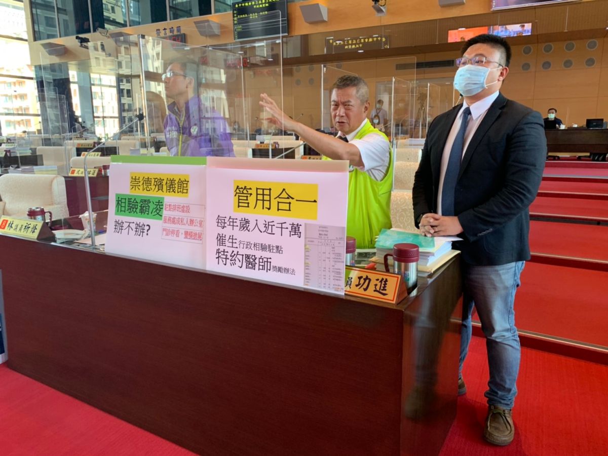 ▲議員鄭功進指出，接獲多位知名醫師陳情，北區衛生所主任，竟連續多次搶屍相驗，幾乎整天都在殯儀館看守。(圖／柳榮俊攝2020.6.18)