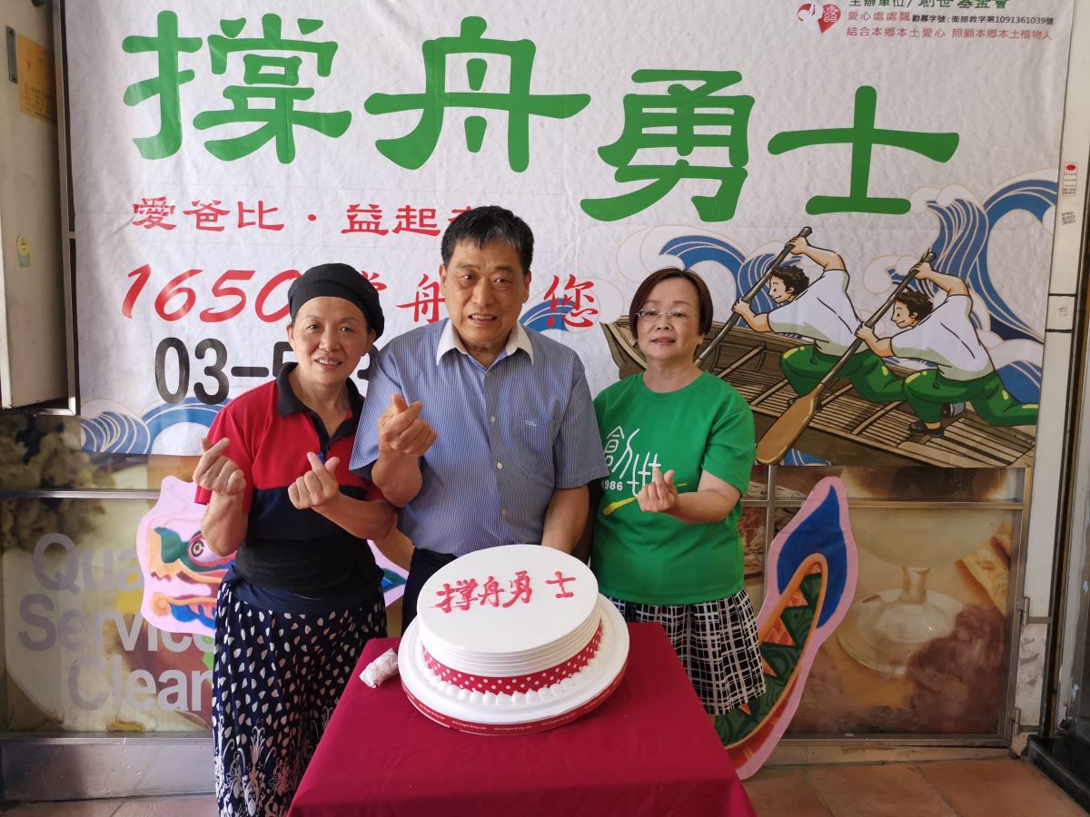 ▲新竹市新龍興麵包店提供面額八百元的300個蛋糕券給創世義賣，將可為創世進帳24萬元，將全數做為植物人的安養經費。（圖/記者金祐妤攝,109.6.18）