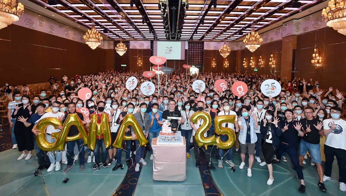 ▲橘子集團歡慶25周年，今（18）日舉辦全橘總動員，集團大家長劉柏園攜手夥伴與GAMA25翻糖蛋糕驚喜大合照。（圖／橘子集團提供）