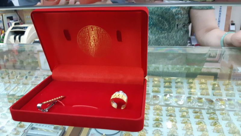 ▲紅色首飾盒內一條價值約13萬元的金項鍊遭竊。（圖／記者簡勇鵬攝，2020.06.18）