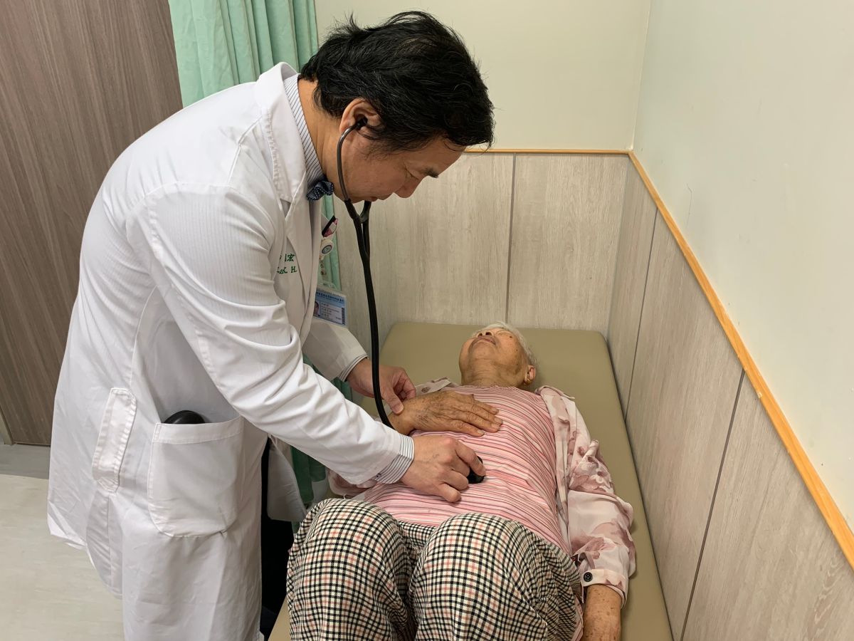 ▲醫師為阿嬤進行「主動脈套膜支架放置手術」，僅有兩處0.5公分的微創傷口，阿嬤3天就出院，恢復正常作息。（圖/記者金祐妤攝,109.6.18）