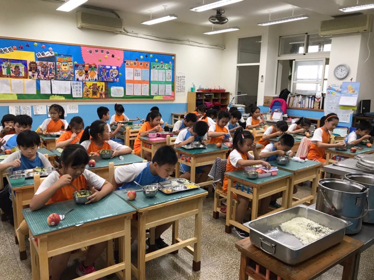 ▲金門縣推動食安五環改革政策計畫，獲得中央績效獎勵金，6月1日起提供國中小學童一週食用一次有機蔬菜。(圖/金門縣政府提供)