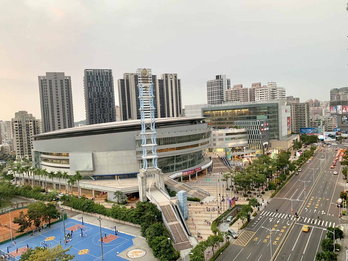 ▲左營區除原有的漢神巨蛋，周邊還有許多新的百貨商場陸續完工，吸引年輕人口移入。（圖／信義房屋提供）