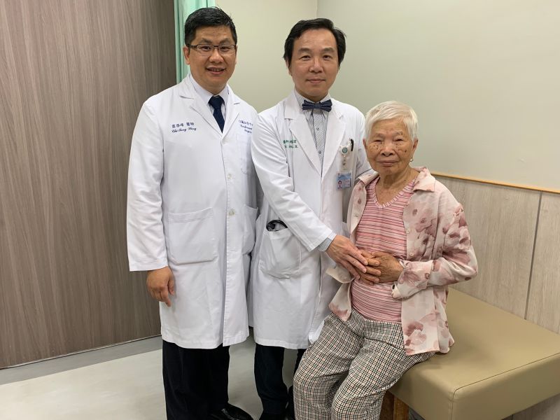 ▲心臟團隊為阿嬤進行「主動脈套膜支架放置手術」,僅有兩處0.5公分的微創傷口,阿嬤3天就出院,恢復正常作息。(圖/記者金祐妤攝,109.6.18)