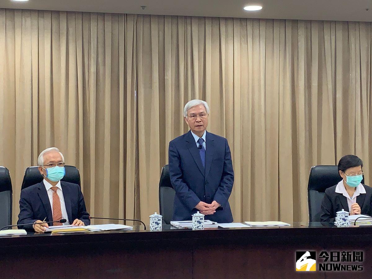 ▲中央銀行總裁楊金龍說明近來新台幣太強的原因。（圖／記者顏真真攝）